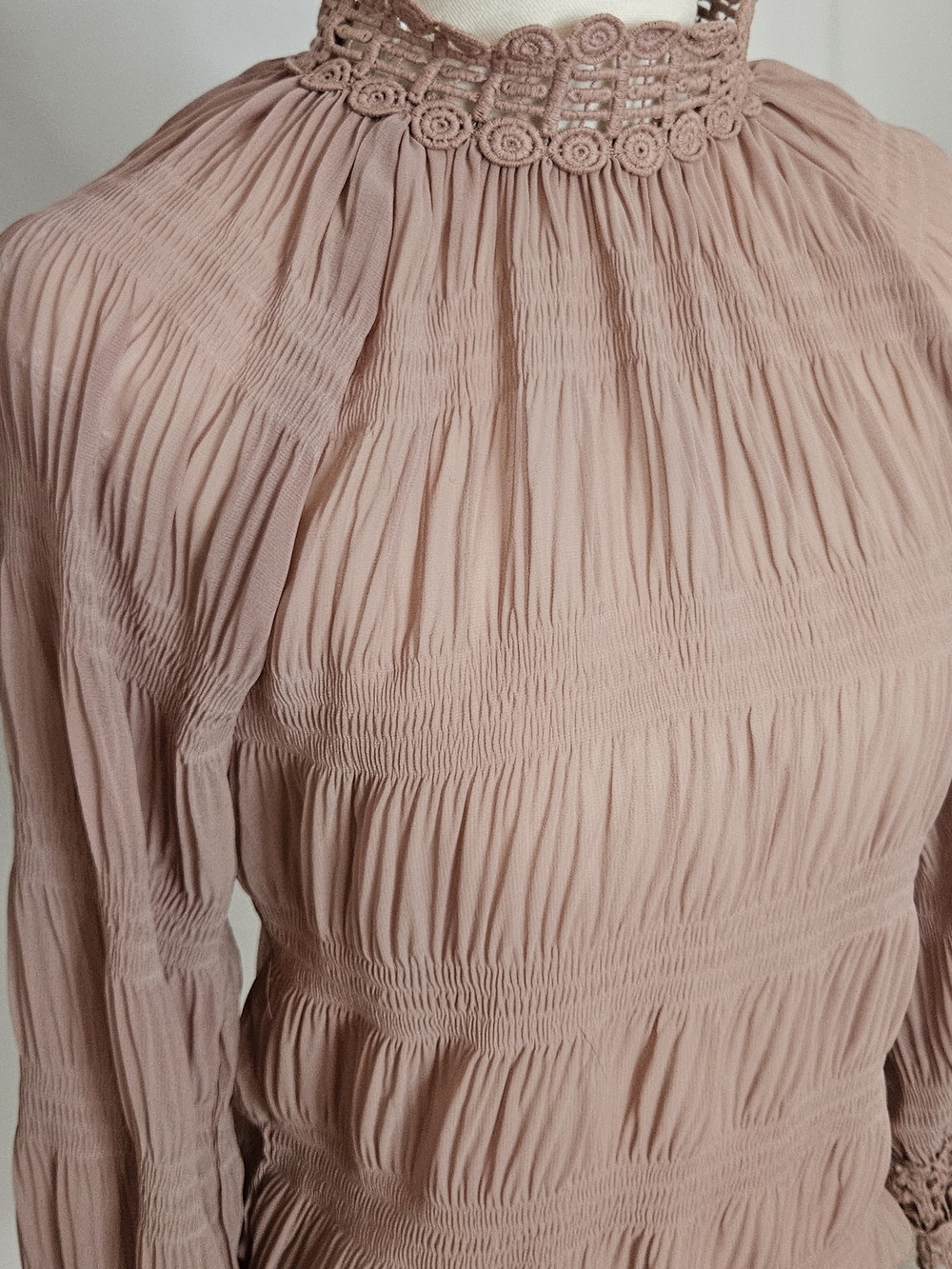 Mauve Plissé Smocked Crochet Lace Mock Neck Blouse M